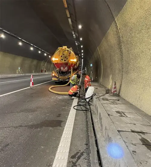 舞阳隧道排水渠清淤